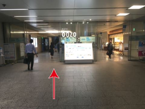 「OAZO(丸の内オアゾ)」の表示がでた自動ドアを入って下さい。のイメージ