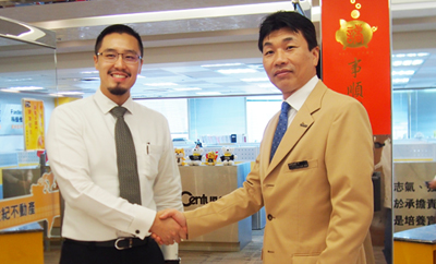 台湾本部 代表 王暐傑氏(左)