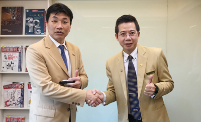 民生圓環加盟店 代表 廖偉宏氏(右) と株式会社中央プロパティー代表取締役社長 松原 昌洙(左)が握手しているイメージ